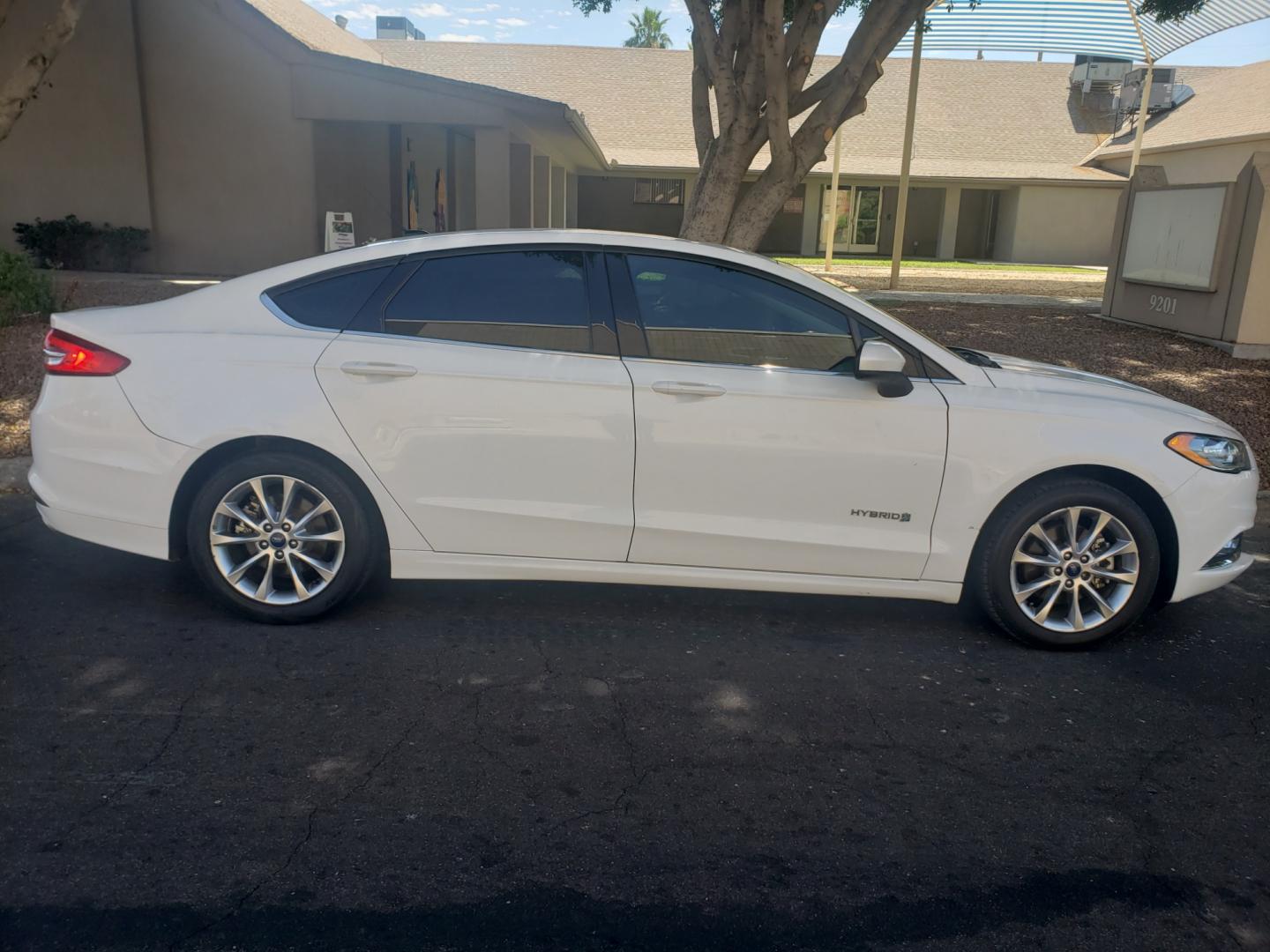 2017 WHITE /black Ford Fusion Hybrid SE hybrid (3FA6P0LUXHR) with an 2.4L L4 DOHC 16V engine, 6-Speed Automatic transmission, located at 323 E Dunlap Ave., Phoenix, AZ, 85020, (602) 331-9000, 33.567677, -112.069000 - Photo#4